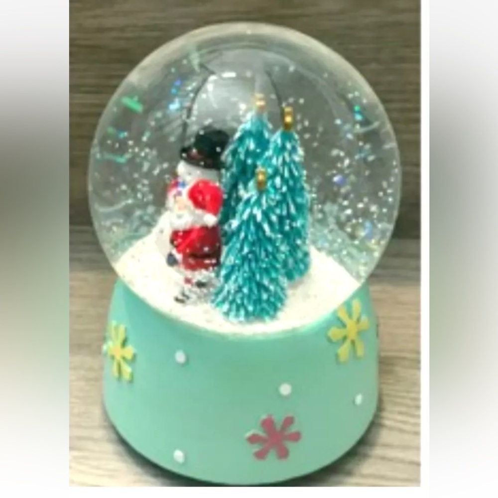 NEW beautiful, Santa and Snowman snow globe, Christmas Decor, Christmas Gift! - Picture 3 of 4